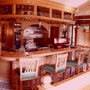 Bar und Vorderausgang